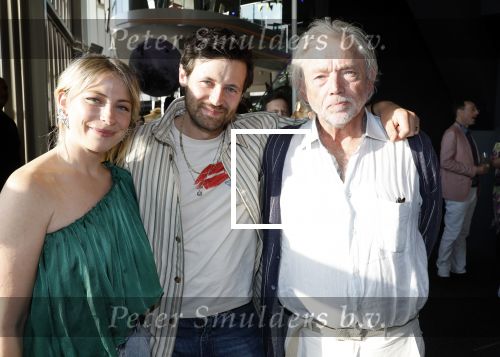 Hilversum 10 juni 2025
Premiere Full Moon in bioscoop Hilversum. Sarah Chronis poseert met Aus Greidanus en ..