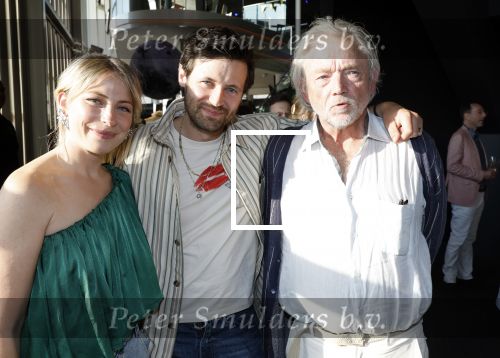 Hilversum 10 juni 2025
Premiere Full Moon in bioscoop Hilversum. Sarah Chronis poseert met Aus Greidanus en ..