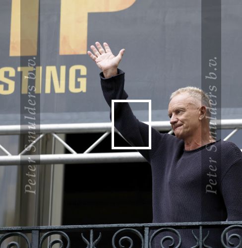 Amsterdam 5 juni 2025
Zanger Sting komt met een boot aan bij Carre om musical THE LAST SHIP te promoten . Het was ongelofelijk slecht weer maar desondanks stonden er toch honderden fans op hem te wachten .