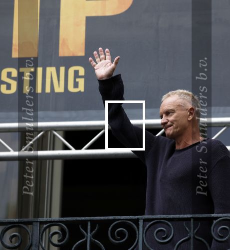 Amsterdam 5 juni 2025
Zanger Sting komt met een boot aan bij Carre om musical THE LAST SHIP te promoten . Het was ongelofelijk slecht weer maar desondanks stonden er toch honderden fans op hem te wachten .