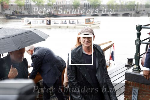 Amsterdam 5 juni 2025
Zanger Sting komt met een boot aan bij Carre om musical THE LAST SHIP te promoten . Het was ongelofelijk slecht weer maar desondanks stonden er toch honderden fans op hem te wachten .