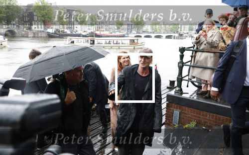 Amsterdam 5 juni 2025
Zanger Sting komt met een boot aan bij Carre om musical THE LAST SHIP te promoten . Het was ongelofelijk slecht weer maar desondanks stonden er toch honderden fans op hem te wachten .