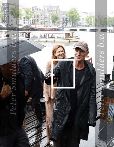 Amsterdam 5 juni 2025
Zanger Sting komt met een boot aan bij Carre om musical THE LAST SHIP te promoten . Het was ongelofelijk slecht weer maar desondanks stonden er toch honderden fans op hem te wachten .