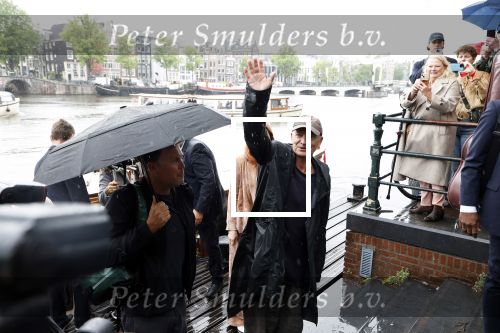 Amsterdam 5 juni 2025
Zanger Sting komt met een boot aan bij Carre om musical THE LAST SHIP te promoten . Het was ongelofelijk slecht weer maar desondanks stonden er toch honderden fans op hem te wachten .