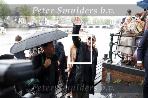 Amsterdam 5 juni 2025
Zanger Sting komt met een boot aan bij Carre om musical THE LAST SHIP te promoten . Het was ongelofelijk slecht weer maar desondanks stonden er toch honderden fans op hem te wachten .