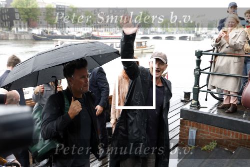 Amsterdam 5 juni 2025
Zanger Sting komt met een boot aan bij Carre om musical THE LAST SHIP te promoten . Het was ongelofelijk slecht weer maar desondanks stonden er toch honderden fans op hem te wachten .