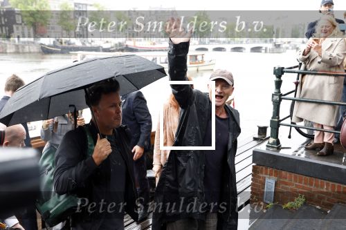 Amsterdam 5 juni 2025
Zanger Sting komt met een boot aan bij Carre om musical THE LAST SHIP te promoten . Het was ongelofelijk slecht weer maar desondanks stonden er toch honderden fans op hem te wachten .