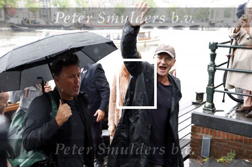 Amsterdam 5 juni 2025
Zanger Sting komt met een boot aan bij Carre om musical THE LAST SHIP te promoten . Het was ongelofelijk slecht weer maar desondanks stonden er toch honderden fans op hem te wachten .
