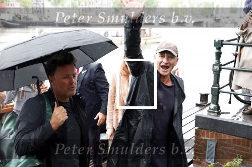 Amsterdam 5 juni 2025
Zanger Sting komt met een boot aan bij Carre om musical THE LAST SHIP te promoten . Het was ongelofelijk slecht weer maar desondanks stonden er toch honderden fans op hem te wachten .