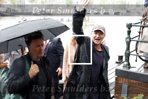 Amsterdam 5 juni 2025
Zanger Sting komt met een boot aan bij Carre om musical THE LAST SHIP te promoten . Het was ongelofelijk slecht weer maar desondanks stonden er toch honderden fans op hem te wachten .