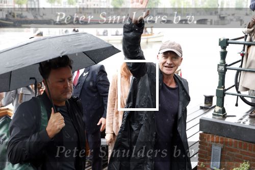 Amsterdam 5 juni 2025
Zanger Sting komt met een boot aan bij Carre om musical THE LAST SHIP te promoten . Het was ongelofelijk slecht weer maar desondanks stonden er toch honderden fans op hem te wachten .