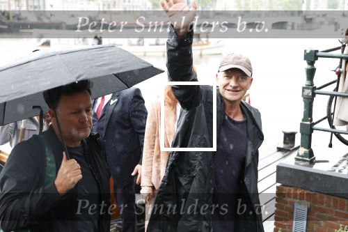 Amsterdam 5 juni 2025
Zanger Sting komt met een boot aan bij Carre om musical THE LAST SHIP te promoten . Het was ongelofelijk slecht weer maar desondanks stonden er toch honderden fans op hem te wachten .