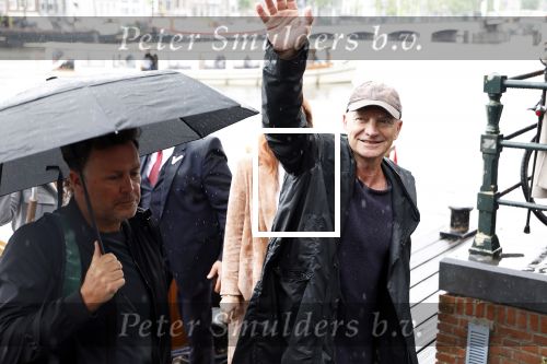 Amsterdam 5 juni 2025
Zanger Sting komt met een boot aan bij Carre om musical THE LAST SHIP te promoten . Het was ongelofelijk slecht weer maar desondanks stonden er toch honderden fans op hem te wachten .