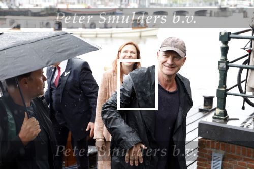 Amsterdam 5 juni 2025
Zanger Sting komt met een boot aan bij Carre om musical THE LAST SHIP te promoten . Het was ongelofelijk slecht weer maar desondanks stonden er toch honderden fans op hem te wachten .