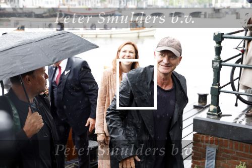 Amsterdam 5 juni 2025
Zanger Sting komt met een boot aan bij Carre om musical THE LAST SHIP te promoten . Het was ongelofelijk slecht weer maar desondanks stonden er toch honderden fans op hem te wachten .