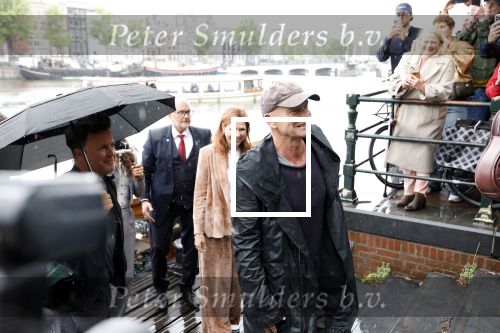 Amsterdam 5 juni 2025
Zanger Sting komt met een boot aan bij Carre om musical THE LAST SHIP te promoten . Het was ongelofelijk slecht weer maar desondanks stonden er toch honderden fans op hem te wachten .