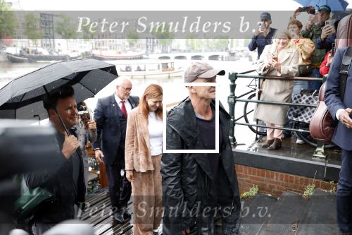 Amsterdam 5 juni 2025
Zanger Sting komt met een boot aan bij Carre om musical THE LAST SHIP te promoten . Het was ongelofelijk slecht weer maar desondanks stonden er toch honderden fans op hem te wachten .