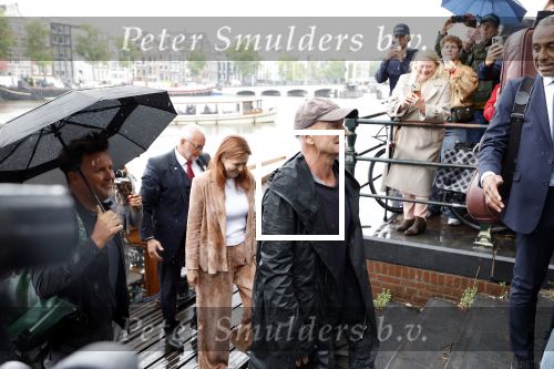 Amsterdam 5 juni 2025
Zanger Sting komt met een boot aan bij Carre om musical THE LAST SHIP te promoten . Het was ongelofelijk slecht weer maar desondanks stonden er toch honderden fans op hem te wachten .