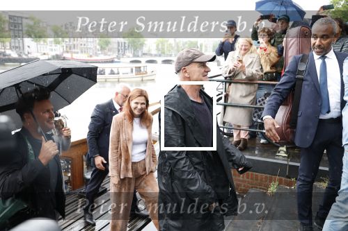 Amsterdam 5 juni 2025
Zanger Sting komt met een boot aan bij Carre om musical THE LAST SHIP te promoten . Het was ongelofelijk slecht weer maar desondanks stonden er toch honderden fans op hem te wachten .