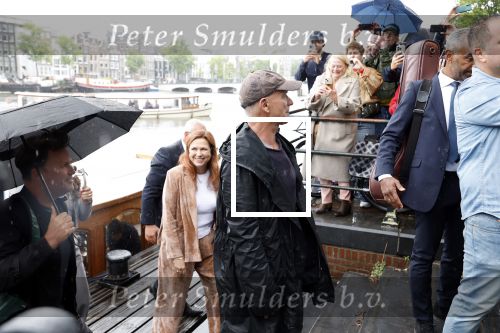 Amsterdam 5 juni 2025
Zanger Sting komt met een boot aan bij Carre om musical THE LAST SHIP te promoten . Het was ongelofelijk slecht weer maar desondanks stonden er toch honderden fans op hem te wachten .