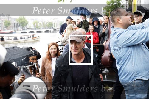 Amsterdam 5 juni 2025
Zanger Sting komt met een boot aan bij Carre om musical THE LAST SHIP te promoten . Het was ongelofelijk slecht weer maar desondanks stonden er toch honderden fans op hem te wachten .