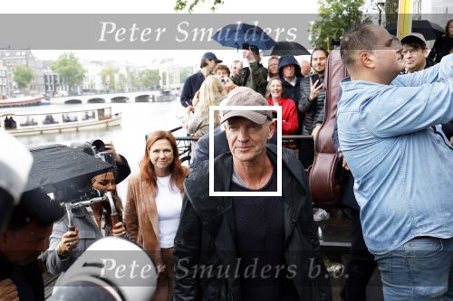 Amsterdam 5 juni 2025
Zanger Sting komt met een boot aan bij Carre om musical THE LAST SHIP te promoten . Het was ongelofelijk slecht weer maar desondanks stonden er toch honderden fans op hem te wachten .