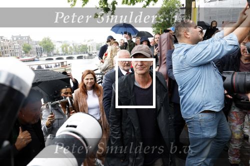 Amsterdam 5 juni 2025
Zanger Sting komt met een boot aan bij Carre om musical THE LAST SHIP te promoten . Het was ongelofelijk slecht weer maar desondanks stonden er toch honderden fans op hem te wachten .