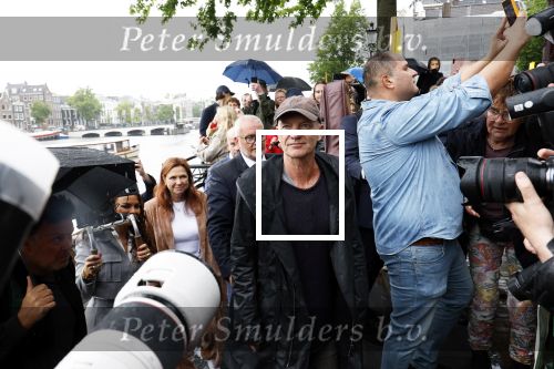 Amsterdam 5 juni 2025
Zanger Sting komt met een boot aan bij Carre om musical THE LAST SHIP te promoten . Het was ongelofelijk slecht weer maar desondanks stonden er toch honderden fans op hem te wachten .