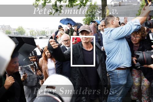 Amsterdam 5 juni 2025
Zanger Sting komt met een boot aan bij Carre om musical THE LAST SHIP te promoten . Het was ongelofelijk slecht weer maar desondanks stonden er toch honderden fans op hem te wachten .