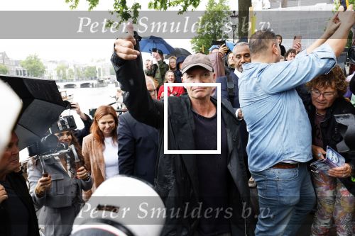 Amsterdam 5 juni 2025
Zanger Sting komt met een boot aan bij Carre om musical THE LAST SHIP te promoten . Het was ongelofelijk slecht weer maar desondanks stonden er toch honderden fans op hem te wachten .