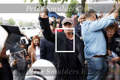 Amsterdam 5 juni 2025
Zanger Sting komt met een boot aan bij Carre om musical THE LAST SHIP te promoten . Het was ongelofelijk slecht weer maar desondanks stonden er toch honderden fans op hem te wachten .
