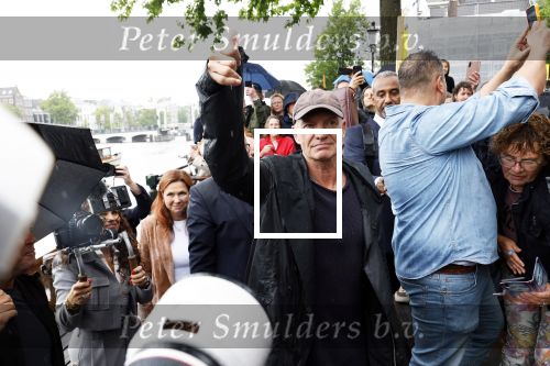 Amsterdam 5 juni 2025
Zanger Sting komt met een boot aan bij Carre om musical THE LAST SHIP te promoten . Het was ongelofelijk slecht weer maar desondanks stonden er toch honderden fans op hem te wachten .