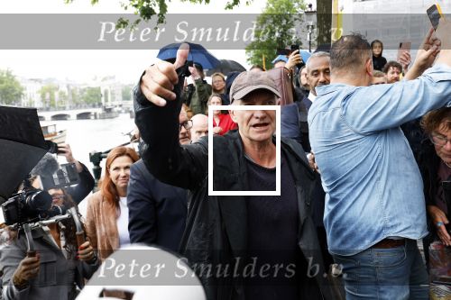 Amsterdam 5 juni 2025
Zanger Sting komt met een boot aan bij Carre om musical THE LAST SHIP te promoten . Het was ongelofelijk slecht weer maar desondanks stonden er toch honderden fans op hem te wachten .