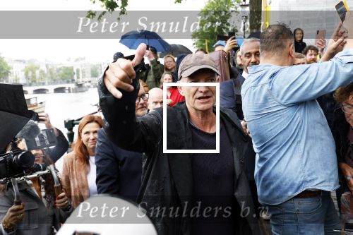 Amsterdam 5 juni 2025
Zanger Sting komt met een boot aan bij Carre om musical THE LAST SHIP te promoten . Het was ongelofelijk slecht weer maar desondanks stonden er toch honderden fans op hem te wachten .
