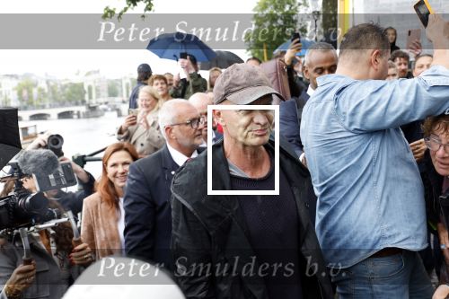 Amsterdam 5 juni 2025
Zanger Sting komt met een boot aan bij Carre om musical THE LAST SHIP te promoten . Het was ongelofelijk slecht weer maar desondanks stonden er toch honderden fans op hem te wachten .