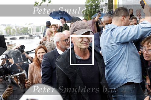 Amsterdam 5 juni 2025
Zanger Sting komt met een boot aan bij Carre om musical THE LAST SHIP te promoten . Het was ongelofelijk slecht weer maar desondanks stonden er toch honderden fans op hem te wachten .