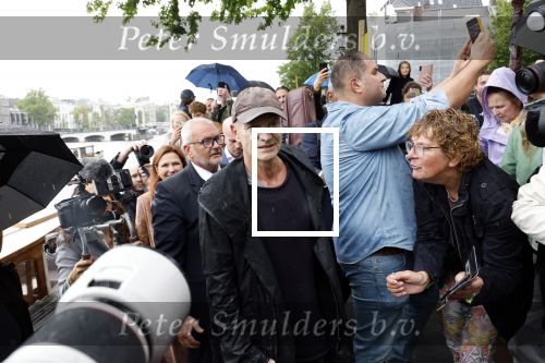 Amsterdam 5 juni 2025
Zanger Sting komt met een boot aan bij Carre om musical THE LAST SHIP te promoten . Het was ongelofelijk slecht weer maar desondanks stonden er toch honderden fans op hem te wachten .