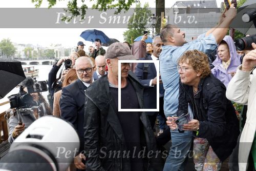 Amsterdam 5 juni 2025
Zanger Sting komt met een boot aan bij Carre om musical THE LAST SHIP te promoten . Het was ongelofelijk slecht weer maar desondanks stonden er toch honderden fans op hem te wachten .