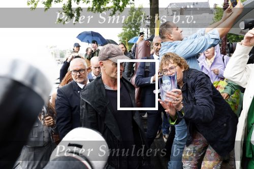 Amsterdam 5 juni 2025
Zanger Sting komt met een boot aan bij Carre om musical THE LAST SHIP te promoten . Het was ongelofelijk slecht weer maar desondanks stonden er toch honderden fans op hem te wachten .