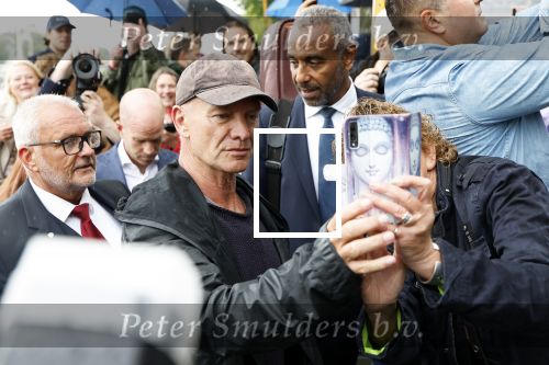 Amsterdam 5 juni 2025
Zanger Sting komt met een boot aan bij Carre om musical THE LAST SHIP te promoten . Het was ongelofelijk slecht weer maar desondanks stonden er toch honderden fans op hem te wachten .