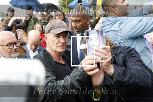 Amsterdam 5 juni 2025
Zanger Sting komt met een boot aan bij Carre om musical THE LAST SHIP te promoten . Het was ongelofelijk slecht weer maar desondanks stonden er toch honderden fans op hem te wachten .