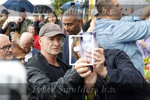 Amsterdam 5 juni 2025
Zanger Sting komt met een boot aan bij Carre om musical THE LAST SHIP te promoten . Het was ongelofelijk slecht weer maar desondanks stonden er toch honderden fans op hem te wachten .