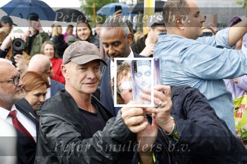 Amsterdam 5 juni 2025
Zanger Sting komt met een boot aan bij Carre om musical THE LAST SHIP te promoten . Het was ongelofelijk slecht weer maar desondanks stonden er toch honderden fans op hem te wachten .