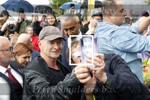 Amsterdam 5 juni 2025
Zanger Sting komt met een boot aan bij Carre om musical THE LAST SHIP te promoten . Het was ongelofelijk slecht weer maar desondanks stonden er toch honderden fans op hem te wachten .