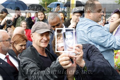 Amsterdam 5 juni 2025
Zanger Sting komt met een boot aan bij Carre om musical THE LAST SHIP te promoten . Het was ongelofelijk slecht weer maar desondanks stonden er toch honderden fans op hem te wachten .