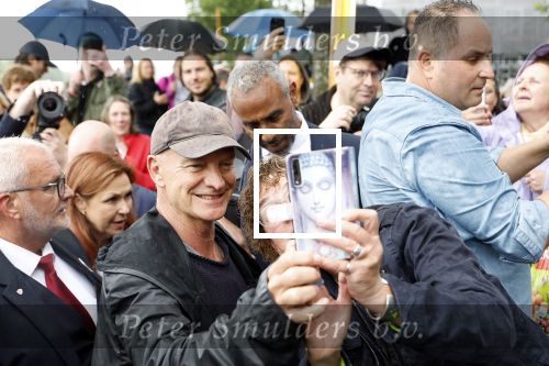 Amsterdam 5 juni 2025
Zanger Sting komt met een boot aan bij Carre om musical THE LAST SHIP te promoten . Het was ongelofelijk slecht weer maar desondanks stonden er toch honderden fans op hem te wachten .