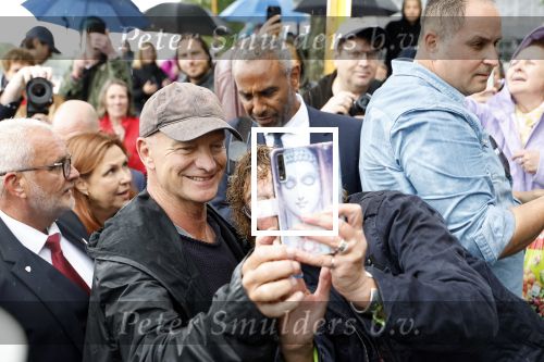 Amsterdam 5 juni 2025
Zanger Sting komt met een boot aan bij Carre om musical THE LAST SHIP te promoten . Het was ongelofelijk slecht weer maar desondanks stonden er toch honderden fans op hem te wachten .