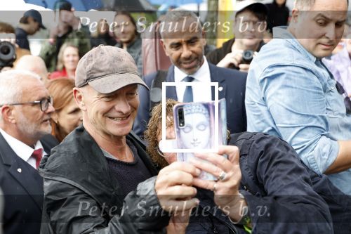 Amsterdam 5 juni 2025
Zanger Sting komt met een boot aan bij Carre om musical THE LAST SHIP te promoten . Het was ongelofelijk slecht weer maar desondanks stonden er toch honderden fans op hem te wachten .