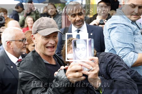 Amsterdam 5 juni 2025
Zanger Sting komt met een boot aan bij Carre om musical THE LAST SHIP te promoten . Het was ongelofelijk slecht weer maar desondanks stonden er toch honderden fans op hem te wachten .