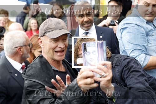Amsterdam 5 juni 2025
Zanger Sting komt met een boot aan bij Carre om musical THE LAST SHIP te promoten . Het was ongelofelijk slecht weer maar desondanks stonden er toch honderden fans op hem te wachten .